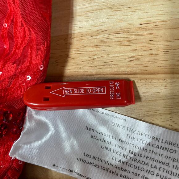 Mac Duggal NWOT Embellished Puff Sleeve Plunge Neck Trumpet Gown Size 10 Red - Picture 6 of 9